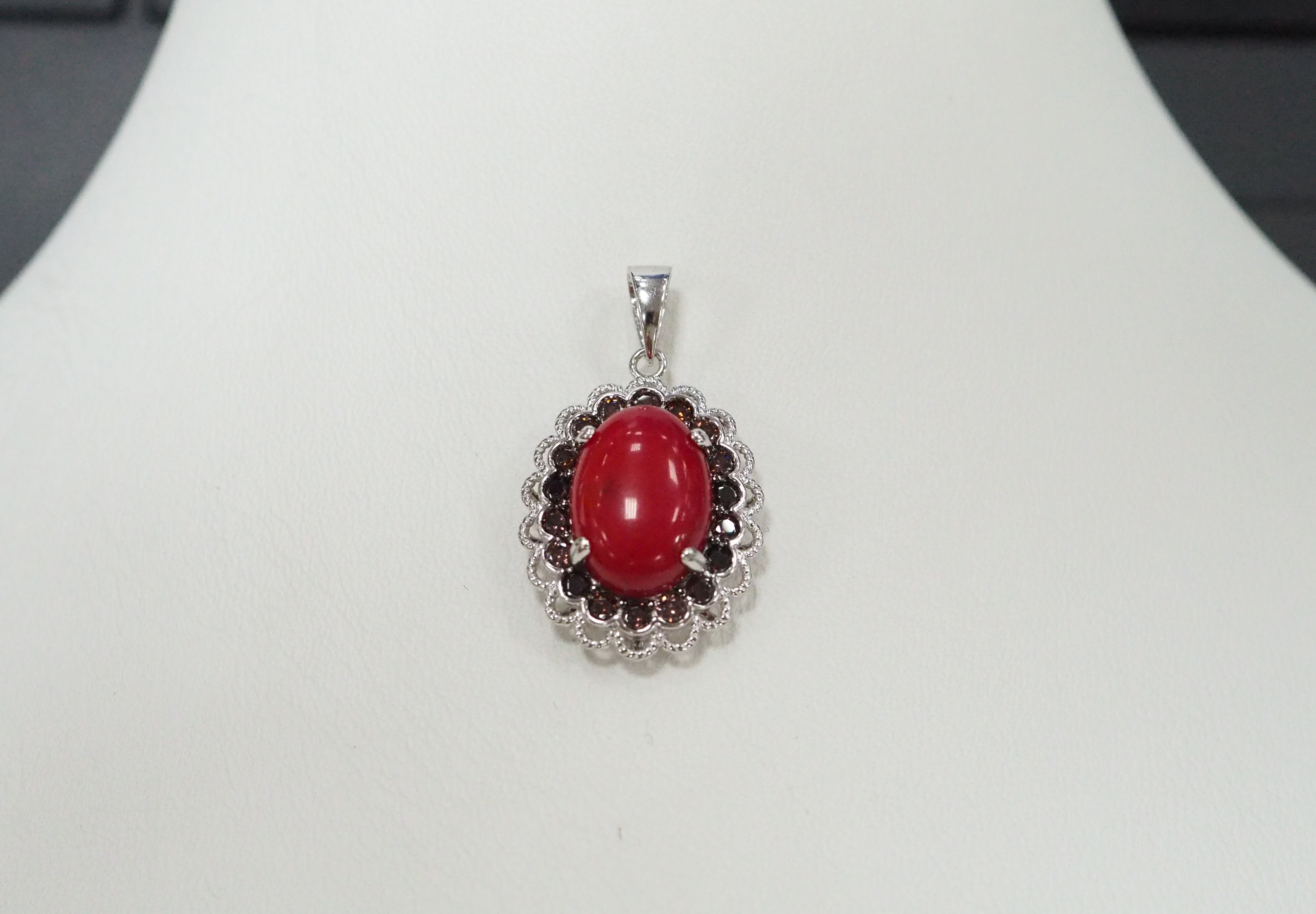 Серебряная подвеска с кораллом